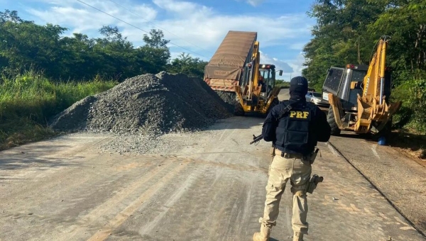 Após ser parcialmente liberada, BR-364 é fechada novamente para conclusão de elevação em trecho alagado